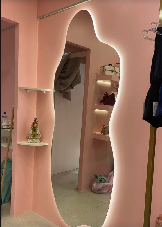 Espelho orgânico com LED instalado pela DS Vidro's em closet
