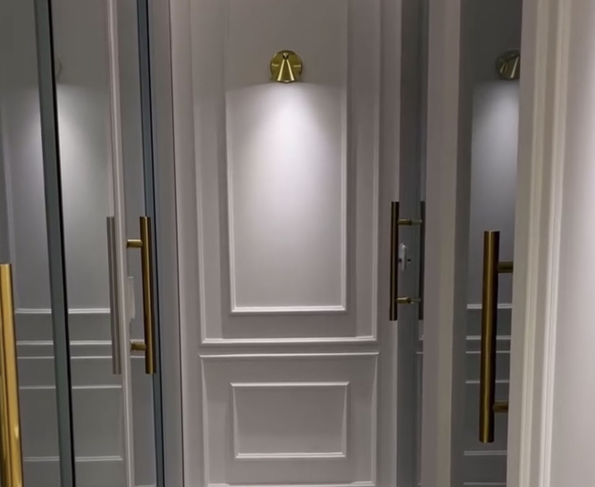 Portas de closet em vidro com ferragens douradas, projeto real da DS Vidro's